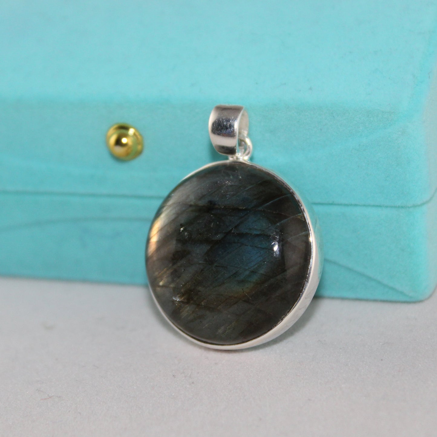 Moonlit Mirage – Labradorite Round Pendant