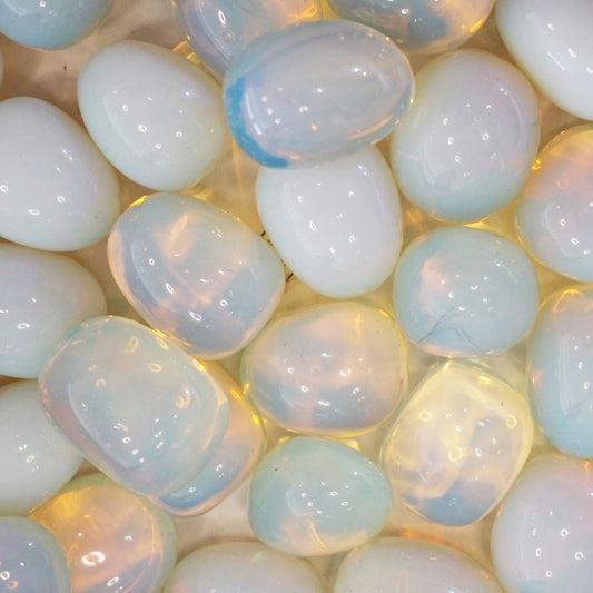 🌕 Moonstone Magic: The Feminine Energy Gem for Intuition and Balance
