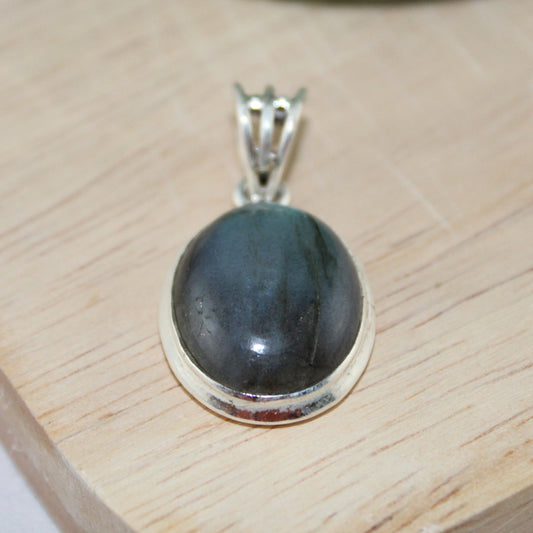 Aurora Gleam – Labradorite Pendant in Sterling Silver